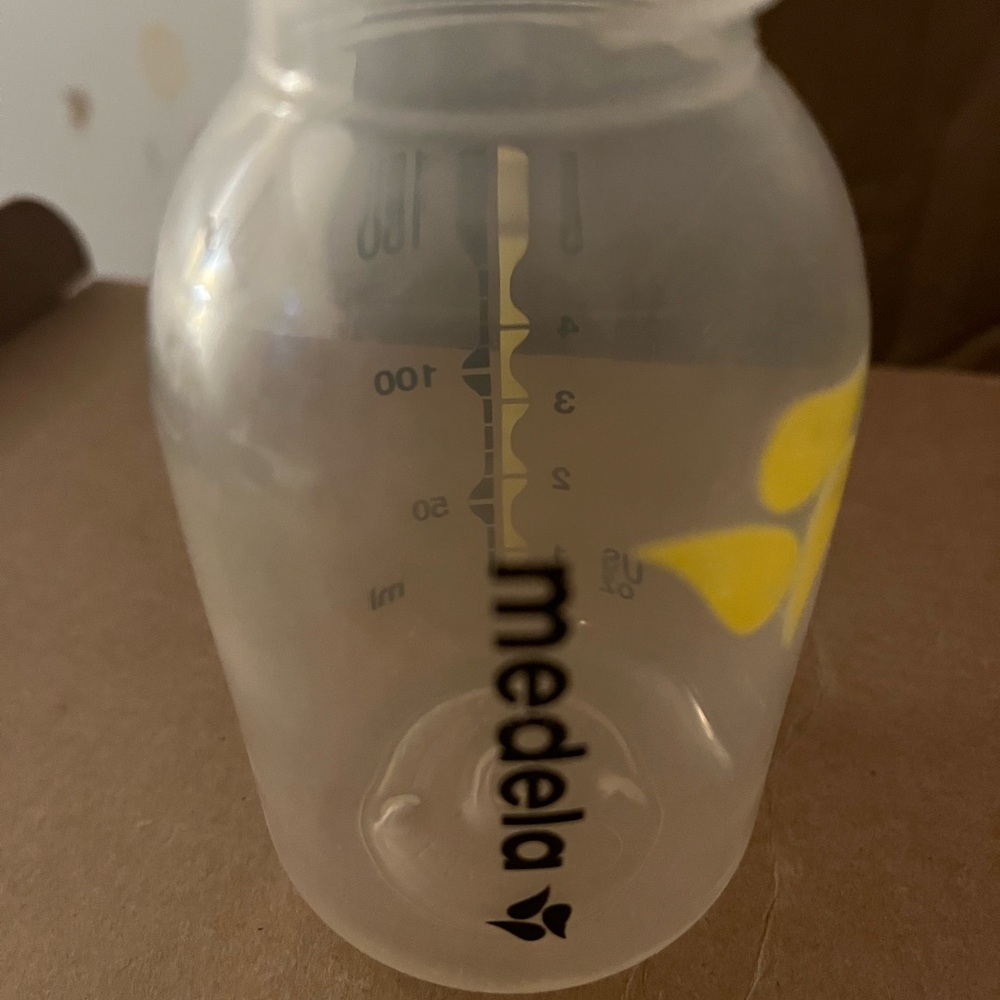 Medela Plastic Breast Pump 6oz Bottles with Day of the week Bottle Caps